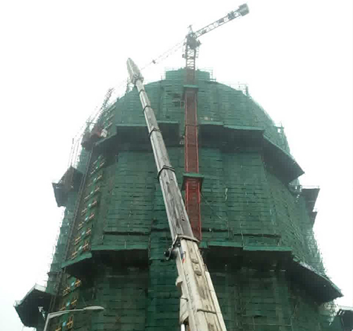 云梦吊车在工地上作业